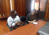 La afiliada Martha Ashqui fue atendida en el Hospital deñ IESS de Ambato por la abogada Gabriela Cevallos, quien escuchó su reclamo.