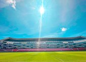 La cancha del estadio Rodrigo Paz Delgado se encuentra lista para recibir mañana a cerca de 40.000 personas. Habrá lleno total.