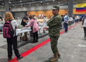 Madrid, España. Una gran bandera tricolor, seguridad y orden recibieron a los miles de migrantes ecuatorianos que acudieron a depositar su voto en Ifema, el recinto electoral que se abrió en la capital española, donde hay 66.000 compatriotas empadronados.