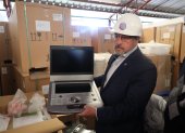 El ministro de Salud, José Ruales, muestra uno de los equipos médicos adquiridos por la cartera de Estado.