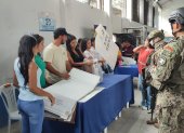En Esmeraldas, los uniformados acompañaron a los miembros de la Junta Receptora del voto.
