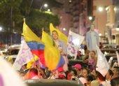 Triunfo. Simpatizantes del presidente electo se concentraron en parte del malecón de Guayaquil para celebrar la victoria en las urnas.