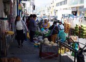 Comerciantes se toman las aceras de la calle 9 de Agosto en Calderón