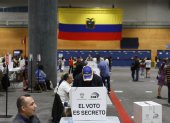 Exterior. Centro de votación para las elecciones ecuatorianas en Madrid.