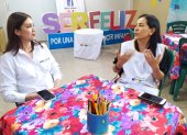 Anuncio. Camila Morocho (izq.), de BMI; y Lissett Ortega, de la fundación Ser Feliz.