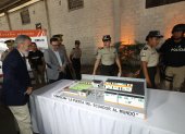 Obra. Las autoridades observan la maqueta del edificio para la Policía Nacional en el Puerto de Guayaquil.