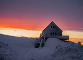 Un paisaje de Nuuk, la capital de Groenlandia, que es una pequeña ciudad en la costa sudoeste del país. Su gran conjunto de fiordos es famoso por sus cascadas, icebergs y ballenas jorobadas.