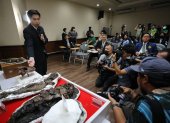El Departamento de Recursos Minerales tailandés mostró este miércoles 18 de octubre de 2023 un fósil de una nueva especie antigua de caimán ("Alligator Munensis"), durante  en Bangkok.