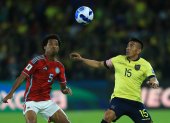 AME8114. QUITO (ECUADOR), 17/10/2023.- Ángel Mena (d) de Ecuador disputa un balón con Wilmar Barrios de Colombia controla un balón hoy, en un partido de las Eliminatorias Sudamericanas para la Copa Mundial de Fútbol 2026 entre Ecuador y Colombia en el estadio Rodrigo Paz Delgado en Quito (Ecuador). EFE/ Julio Estrella
