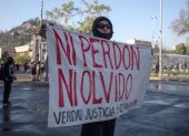 Personas se concentran en la mítica plaza de Santiago, durante la conmemoración del cuarto aniversario del estallido social, hoy en Santiago (Chile).