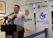 El alcalde de Cuenca, Cristian Zamora, dio una rueda de prensa para denunciar el pedido de coimas y exigir al IESS el pago de la deuda.