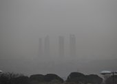 Evidencia. Vista de las cuatro torres de Madrid entre una nube de polvo.