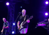 Hombres G. Daniel Mezquita (izquierda), David Summers (centro), y Javier Molina (batería) en el escenario de