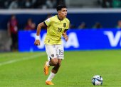 Kendry Páez (i) fue titular con Ecuador, en el duelo que se dio ante Colombia, en la cuarta fecha de las eliminatorias al Mundial del 2026.