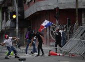Manifestantes chocan hoy con policías antidisturbios durante protestas contra el posible contrato para la minera canadiense FQM, frente a la Asamblea Nacional en Ciudad de Panamá (Panamá).