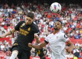 SEVILLA, 21/10/2023 - El centrocampista del Real Madrid Fede Valverde (i) cabecea un balón ante Djibril Sow, del Sevilla, durante el partido de LaLiga que Sevilla FC y Real Madrid disputan este sábado en el estadio Ramón Sánchez Pizjuán. EFE/Raúl Caro