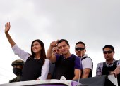 La asambleísta electa Valentina Centeno acompañando del presidente electo Daniel Noboa durante un recorrido de campaña.