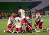 Los jugadores de El Nacional y su festejo tras el gol de la Tukita Ordóñez, en el estadio 9 de Mayo de Machala.