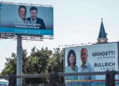 Registro general este sábado 21 de octubre de un par de carteles de campaña electoral de los candidatos presidenciales Sergio Massa y Patricia Bullrich, en una calle de Buenos Aires.