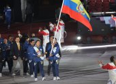 Richard Carapaz llevó el pabellón nacional durante la inauguración.