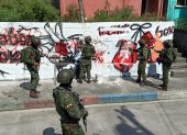 Miembros de las Fuerzas Armadas borraron murales donde se había colocado insignias de esta banda.
