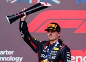 Austin (United States), 22/10/2023.- Dutch driver Max Verstappen of Red Bull Racing celebrates with the winners trophy after the 2023 Formula 1 Grand Prix of the United States at the Circuit of the Americas in Austin, USA, 22 October 2023. (Fórmula Uno, Estados Unidos) EFE/EPA/SHAWN THEW