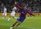 BARCELONA, 22/10/2023.- El canterano debutante del FC Barcelona Marc Guiu (d) anota su primer gol con el primer equipo a los 23"" de saltar al terreno de juego durante el partido de LaLiga entre el Barcelona y el Athletic de Bilbao, este domingo en el Estadi Olimpic Lluis Companys de Barcelona. EFE/ Alejandro Garcia