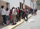 A la hora de almuerzo y en las tardes se forman filas de personas que buscan acceder a los servicios del albergue.