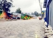 Imagen de granizo acumulado en una vía del suroriente de Quito