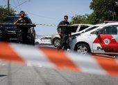 Agentes policiales vigilan una escuela pública donde se ha presentado un tiroteo hoy, en Sao Paulo (Brasil).