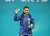 Angie Palacios con la medalla de oro que alcanzó en la disciplina de halterofilia.