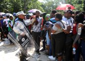 Personal de la Guardia Nacional resguardan a migrantes hoy, durante una revisión de documentos, en el Ecoparque de Tapachula, en el estado de Chiapas (México).