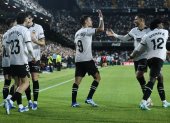 Hugo Duro (c) marcó el segundo gol del Valencia ante el Cadiz.