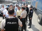 Policia Nacional en el exterior de Trinipuerto haciendo resguardo