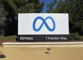 El logo de Meta, conglomerado tecnológico estadounidense matriz de las redes sociales Facebook, Instagram y WhatsApp, en la entrada de su sede principal en Menlo Park (California, EE.UU.).