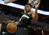 Giannis Antetokounmpo tiene ya 10 años en el equipo de Milwaukee y seguirá 3 temporadas más.