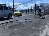Cuando llueve se forman lagunas en las calles y avenidas. Para los conductores y peatones, es imposible transitar.