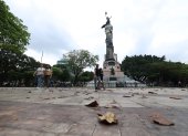 Cuidado. Durante un recorrido por el parque se observó falta de limpieza alrededor de la Columna a los Próceres.