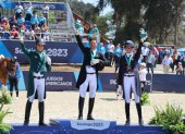 El jinete ecuatoriano Julio Mendoza (c) con la segunda medalla de oro de Ecuador en estos Juegos Panamericanos.
