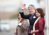 El presidente de Ecuador, Guillermo Lasso, saluda a su llegada a Lima junto a la ministra de Exteriores de Perú, Ana Gervasi Díaz (d).