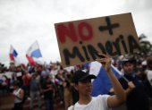 Miles de personas marchan en protesta por la minería, este 25 de octubre, en la calle 50 en Ciudad de Panamá (Panamá).