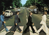 George Harrison, Paul McCartney, Ringo Starr y John Lennon, cruzan Abbey Road en Londres