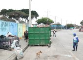 Basura. Los desechos son ubicados en parterres de las vías porteñas. Este escenario se replica a diario.