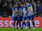 Brighton (United Kingdom), 26/10/2023.- Ansu Fati (2L) of Brighton celebrates with teammates after scoring during the UEFA Europa League Group B match between Brighton & Hove Albion and Ajax Amsterdam in Brighton, Britain, 26 October 2023. (Reino Unido) EFE/EPA/VINCE MIGNOTT