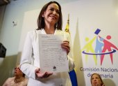 María Corina Machado muestra el documento que la proclama como ganadora de las primarias opositoras y candidata presidencial.