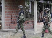 Militares de Colombia patrullando las calles.