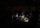 Restaurante. En Guayaquil, en la avenida 9 de Octubre, las personas  almuerzan a la luz de los celulares. En esta zona el corte de energía eléctrica ayer fue de 11:00 a 14:00.