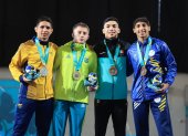 Juan Pablo Ayala (d) en el podio de ganadores de los -60 kilogramos.