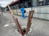 Sin tapa con palos en medio de la acera en las calles 1 de Mayo entre Tulcán y Carchi Agencia (Ag-extra)