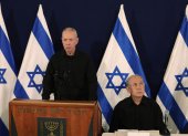 Tel Aviv (Israel), 28/10/2023.- Israel"s Prime Minister Benjamin Netanyahu (R) and Defense Minister Yoav Gallant (L) address a press conference in The Kirya military base in Tel Aviv, Israel, 28 October 2023. EFE/EPA/ABIR SULTAN / POOL